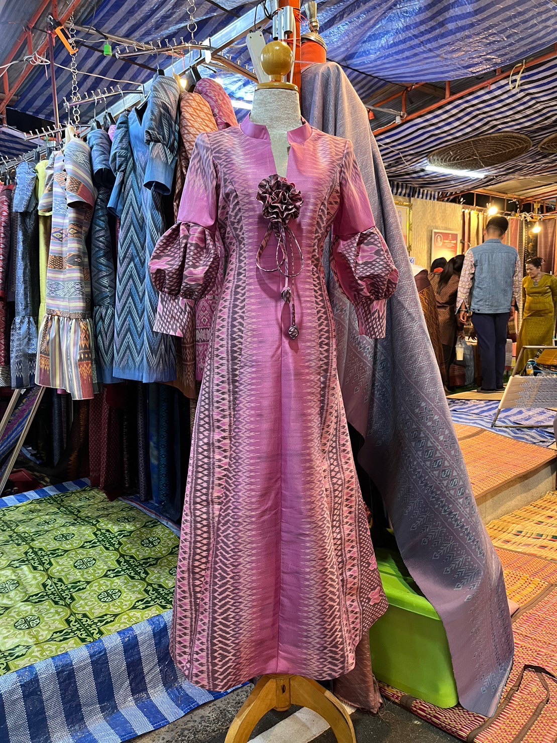 เปิดแล้ว!! งานกาชาดจังหวัดมหาสารคาม ประจำปี 2566 พช.มหาสารคาม นำสินค้า OTOP ร่วมจัดแสดง และ จำหน่ายกว่า 10 กลุ่ม กระตุ้นเศรษฐกิจฐานราก วันแรกโกยรายได้กว่าสองแสนบาท