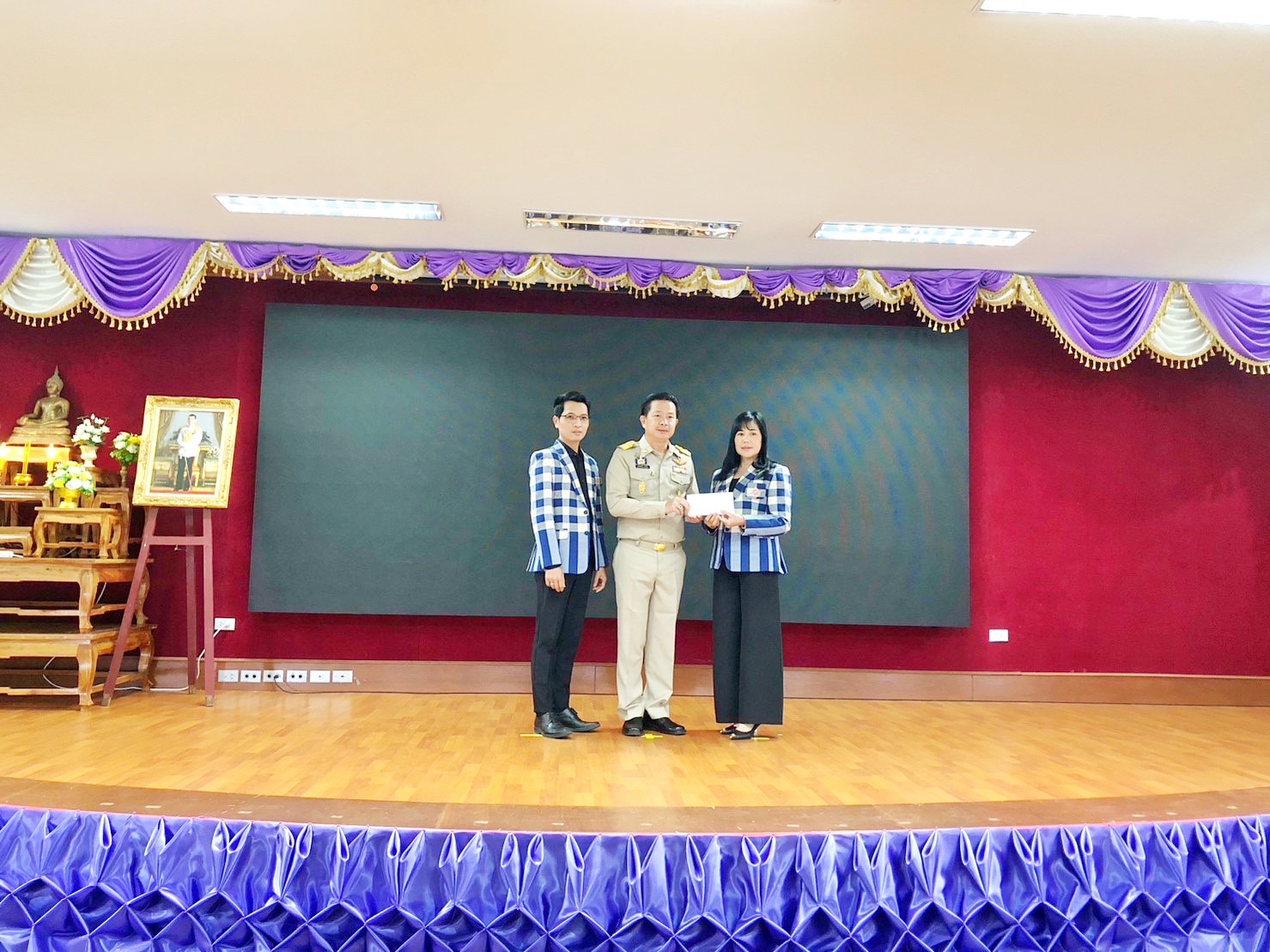 จังหวัดมหาสารคาม มอบเงินรายได้จากการจัดงานราตรีเส้นสายลายผ้ามหาสารคาม ประจำปี 2566  ให้สำนักงานเหล่ากาชาดจังหวัดมหาสารคามนำไปใช้ประโยชน์ในกิจกรรมการกุศลช่วยเหลือบรรเทาความเดือดร้อน ให้กับประชาชน