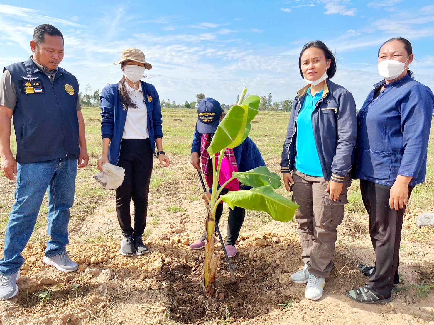 สพจ.มหาสารคาม ร่วมกับ สพอ.กันทรวิชัย และภาคีเครือข่ายโคกหนองนา จัดกิจกรรมเอามื้อสามัคคี โคก หนอง นา พช. ณ แปลงโคกหนองนา อำเภอกันทรวิชัย