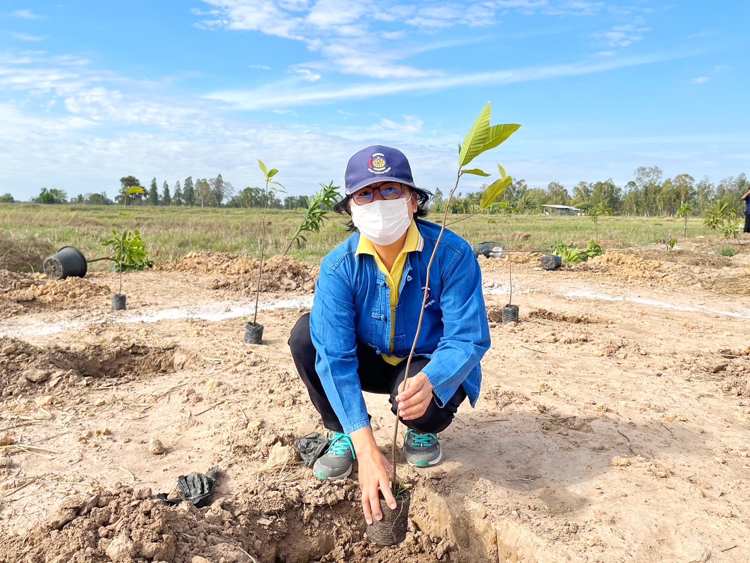 สพจ.มหาสารคาม ร่วมกับ สพอ.กันทรวิชัย และภาคีเครือข่ายโคกหนองนา จัดกิจกรรมเอามื้อสามัคคี โคก หนอง นา พช. ณ แปลงโคกหนองนา อำเภอกันทรวิชัย