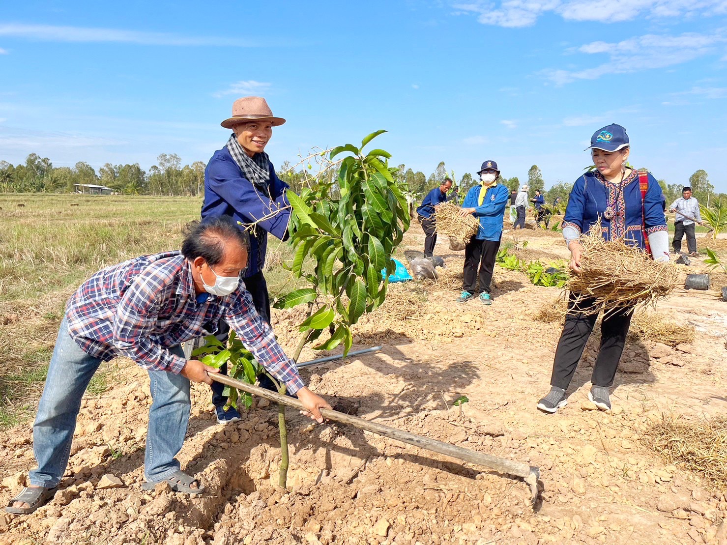 สพจ.มหาสารคาม ร่วมกับ สพอ.กันทรวิชัย และภาคีเครือข่ายโคกหนองนา จัดกิจกรรมเอามื้อสามัคคี โคก หนอง นา พช. ณ แปลงโคกหนองนา อำเภอกันทรวิชัย