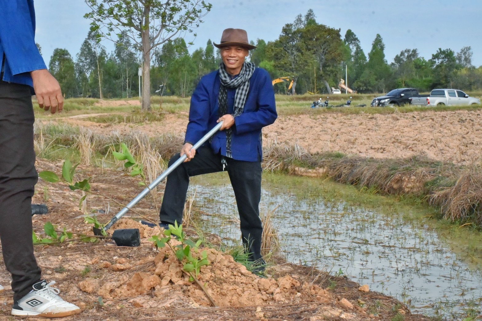 สพจ.มหาสารคาม ร่วมกับ สพอ.กันทรวิชัย และภาคีเครือข่ายโคกหนองนา จัดกิจกรรมเอามื้อสามัคคี โคก หนอง นา พช. ณ แปลงโคกหนองนา อำเภอกันทรวิชัย
