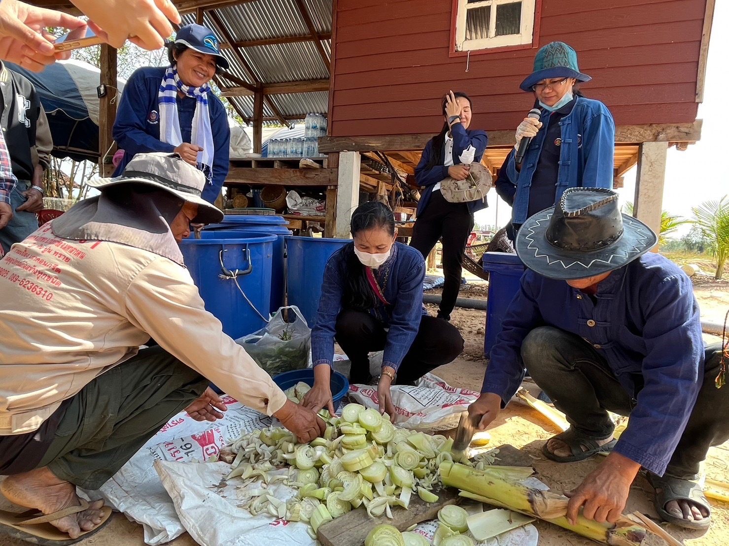 สพจ.มหาสารคาม ร่วมกับ สพอ.กันทรวิชัย และภาคีเครือข่ายโคกหนองนา จัดกิจกรรมเอามื้อสามัคคี โคก หนอง นา พช. ณ แปลงโคกหนองนา อำเภอกันทรวิชัย
