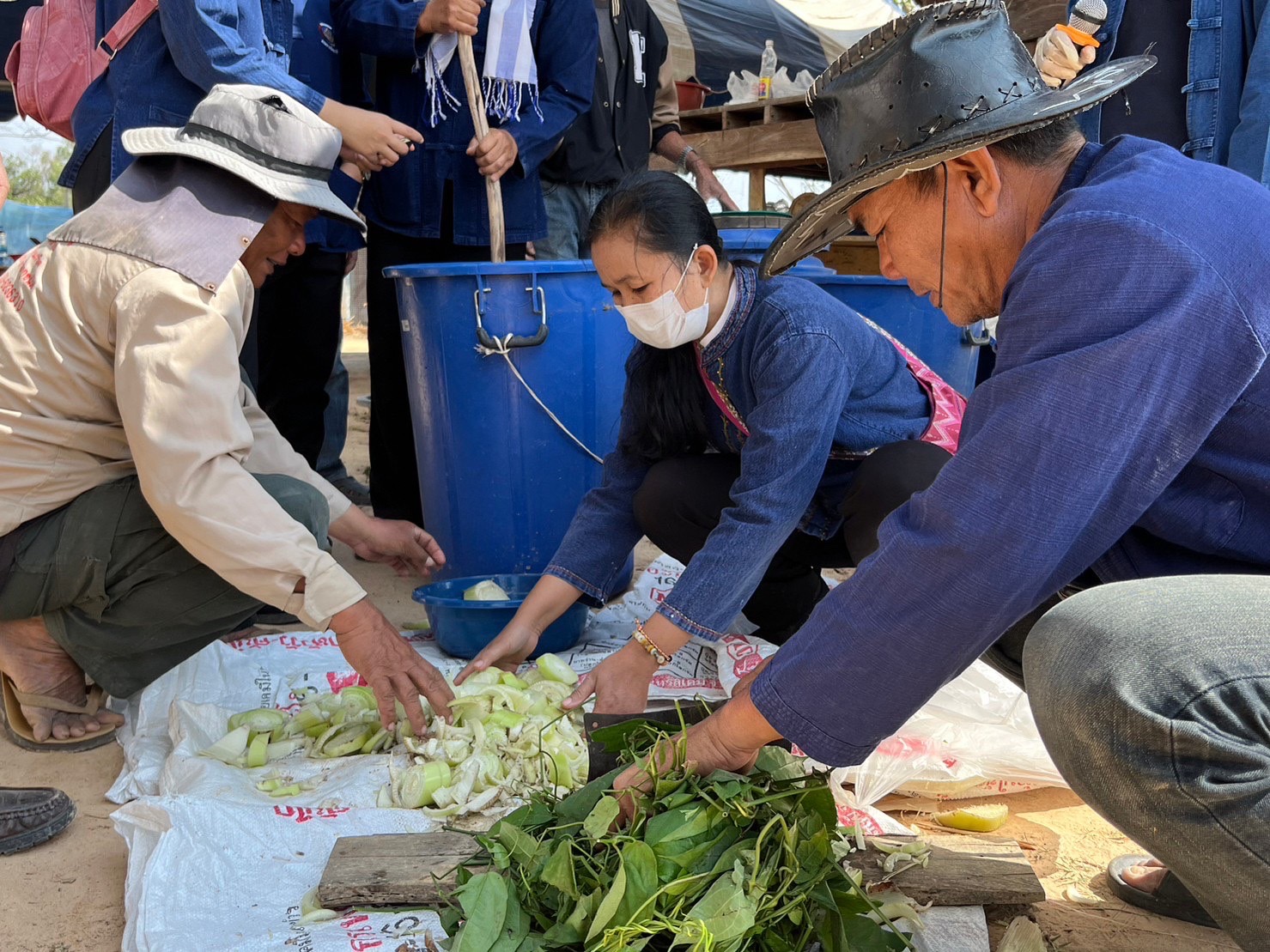 สพจ.มหาสารคาม ร่วมกับ สพอ.กันทรวิชัย และภาคีเครือข่ายโคกหนองนา จัดกิจกรรมเอามื้อสามัคคี โคก หนอง นา พช. ณ แปลงโคกหนองนา อำเภอกันทรวิชัย