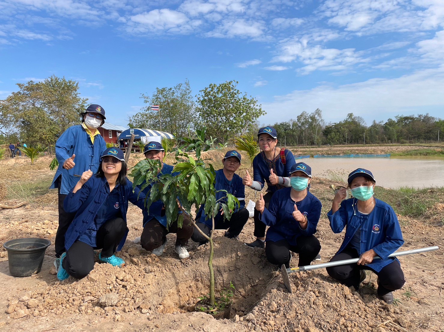 สพจ.มหาสารคาม ร่วมกับ สพอ.กันทรวิชัย และภาคีเครือข่ายโคกหนองนา จัดกิจกรรมเอามื้อสามัคคี โคก หนอง นา พช. ณ แปลงโคกหนองนา อำเภอกันทรวิชัย