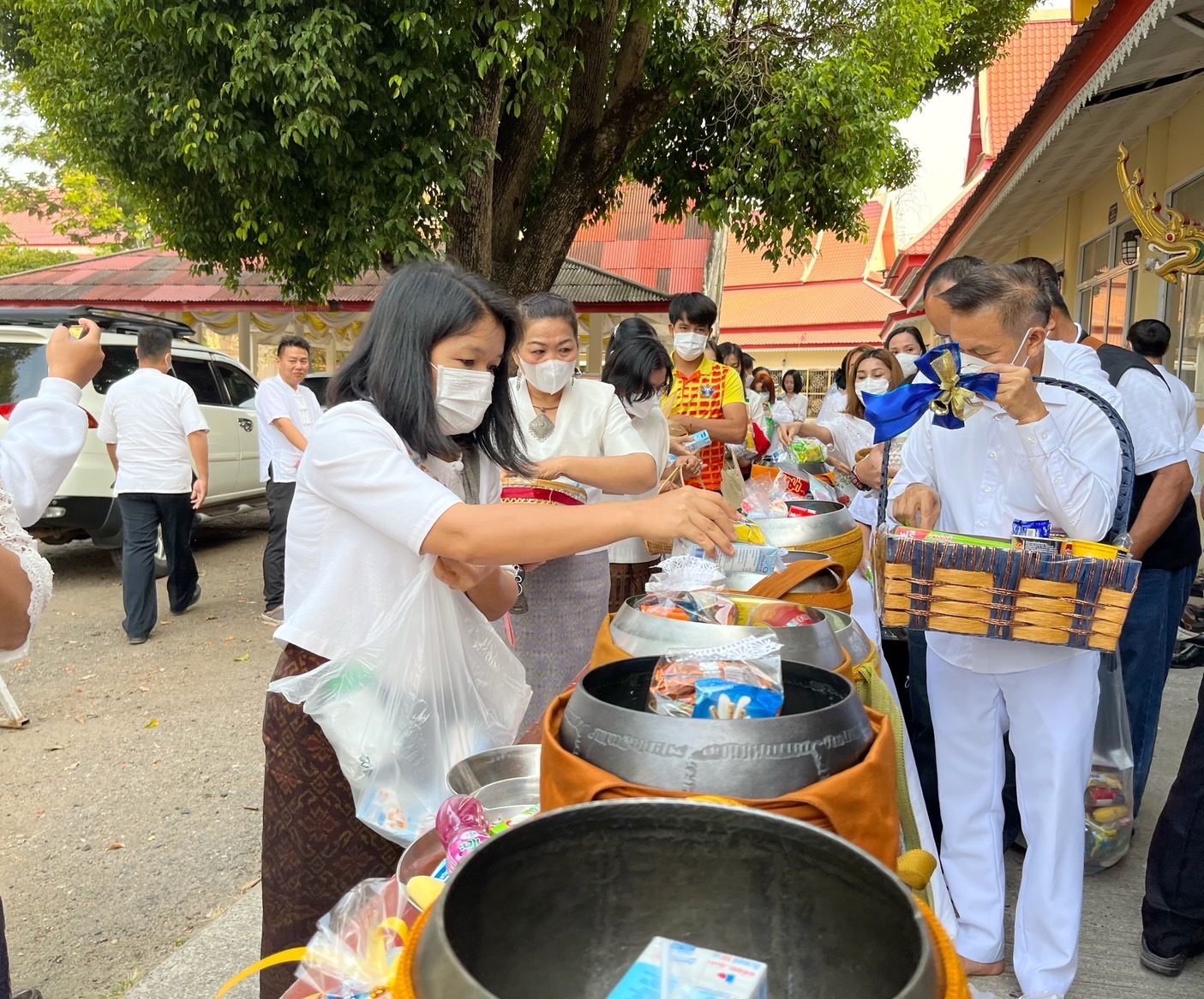 พช.มหาสารคาม ร่วมพิธีทำบุญตักบาตร เนื่องในวันมาฆบูชา ประจำปีพุทธศักราช 2566
