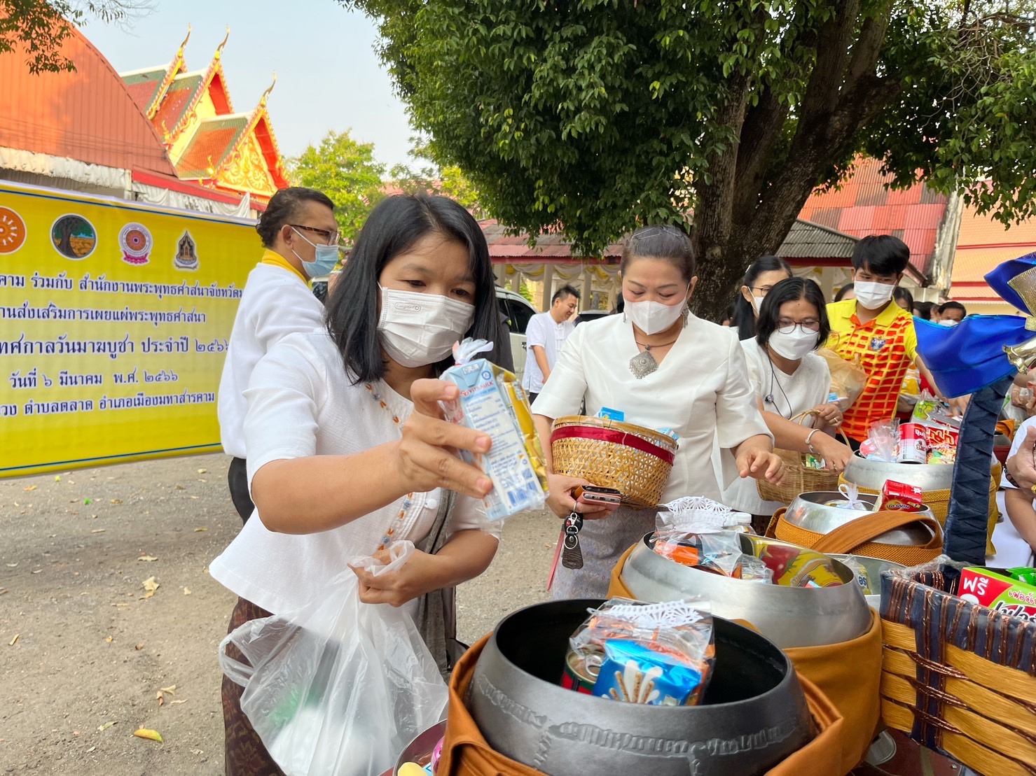 พช.มหาสารคาม ร่วมพิธีทำบุญตักบาตร เนื่องในวันมาฆบูชา ประจำปีพุทธศักราช 2566