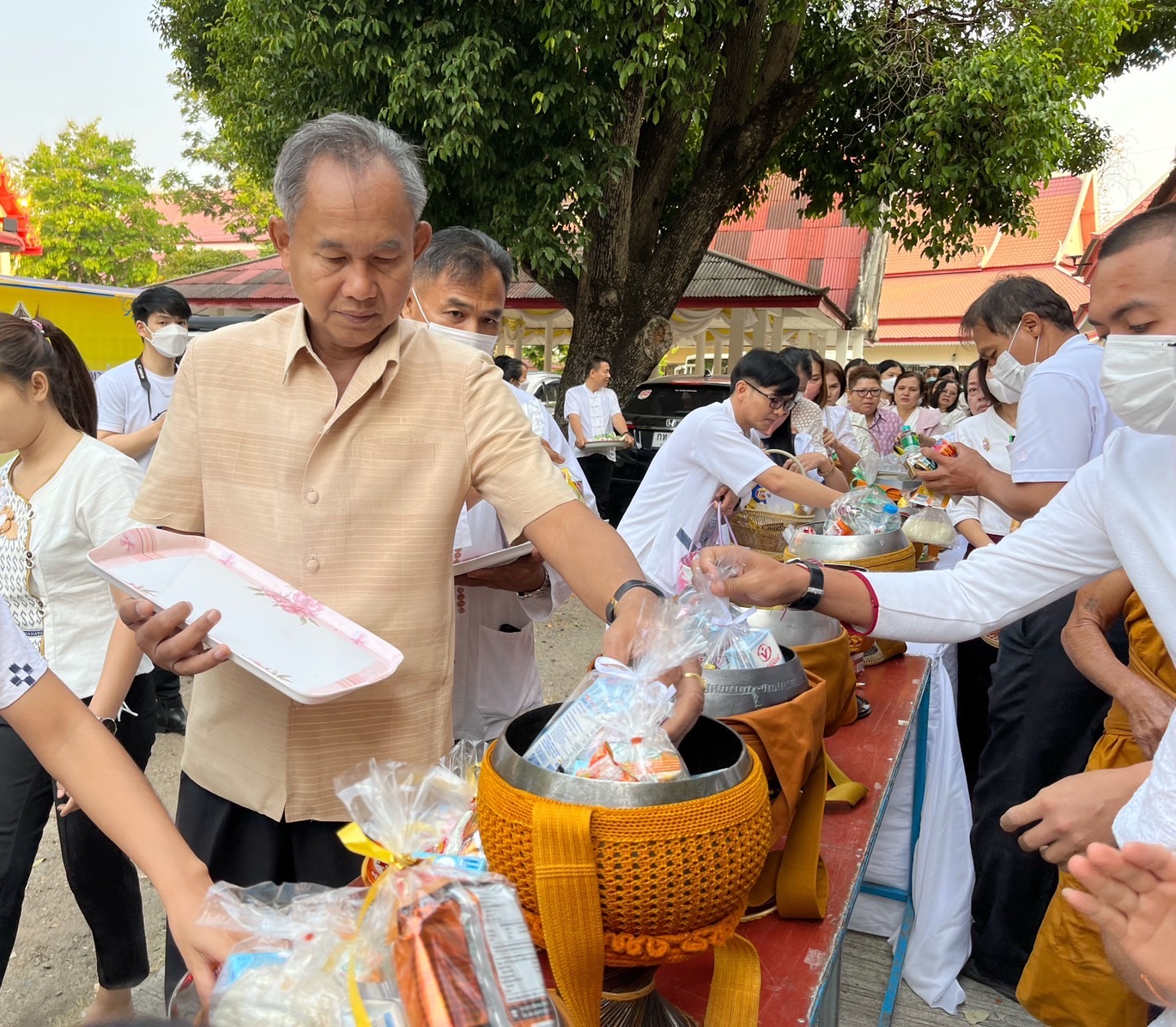 พช.มหาสารคาม ร่วมพิธีทำบุญตักบาตร เนื่องในวันมาฆบูชา ประจำปีพุทธศักราช 2566