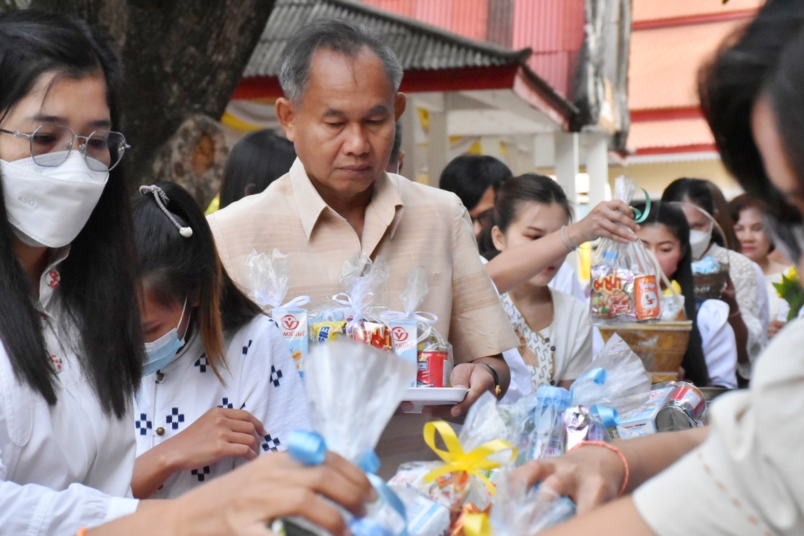 พช.มหาสารคาม ร่วมพิธีทำบุญตักบาตร เนื่องในวันมาฆบูชา ประจำปีพุทธศักราช 2566