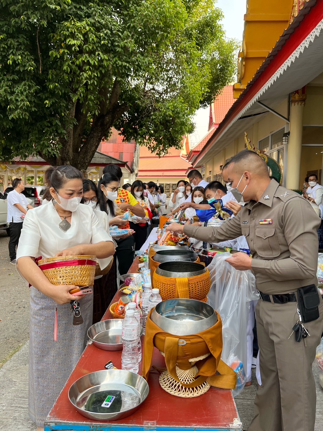 พช.มหาสารคาม ร่วมพิธีทำบุญตักบาตร เนื่องในวันมาฆบูชา ประจำปีพุทธศักราช 2566