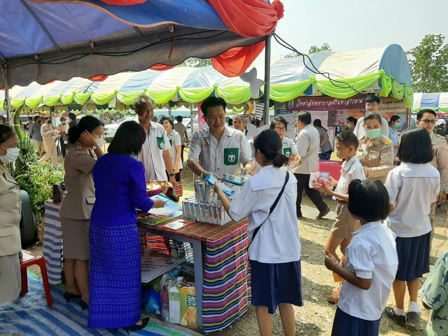 พช.มหาสารคาม ร่วมโครงการปกป้องและเชิดชูสถาบันพระมหากษัตริย์ และหน่วยบำบัดทุกข์ บำรุงสุข สร้างรอยยิ้มให้ประชาชน (จังหวัดเคลื่อนที่) อำเภอโกสุมพิสัย