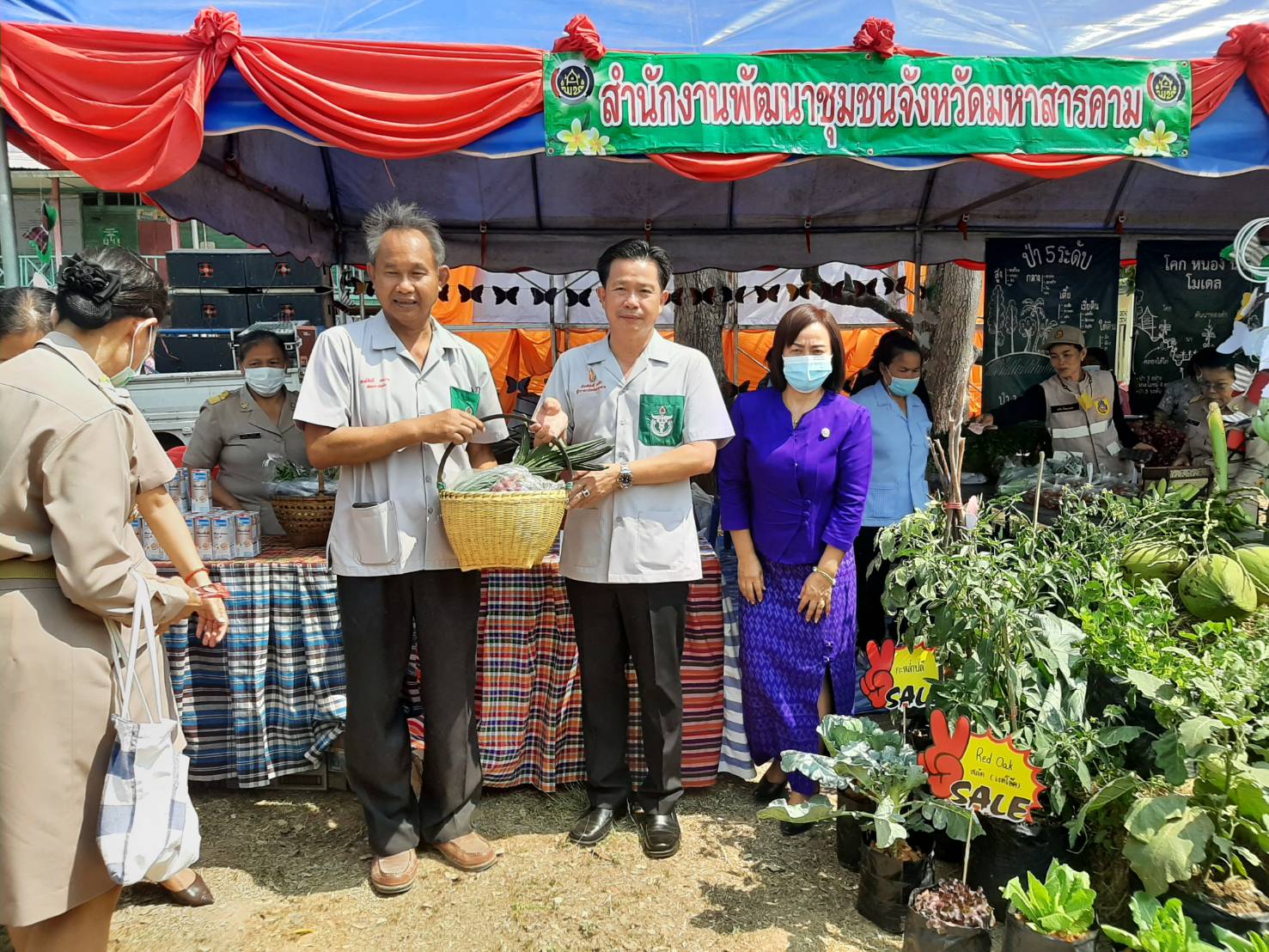 พช.มหาสารคาม ร่วมโครงการปกป้องและเชิดชูสถาบันพระมหากษัตริย์ และหน่วยบำบัดทุกข์ บำรุงสุข สร้างรอยยิ้มให้ประชาชน (จังหวัดเคลื่อนที่) อำเภอโกสุมพิสัย