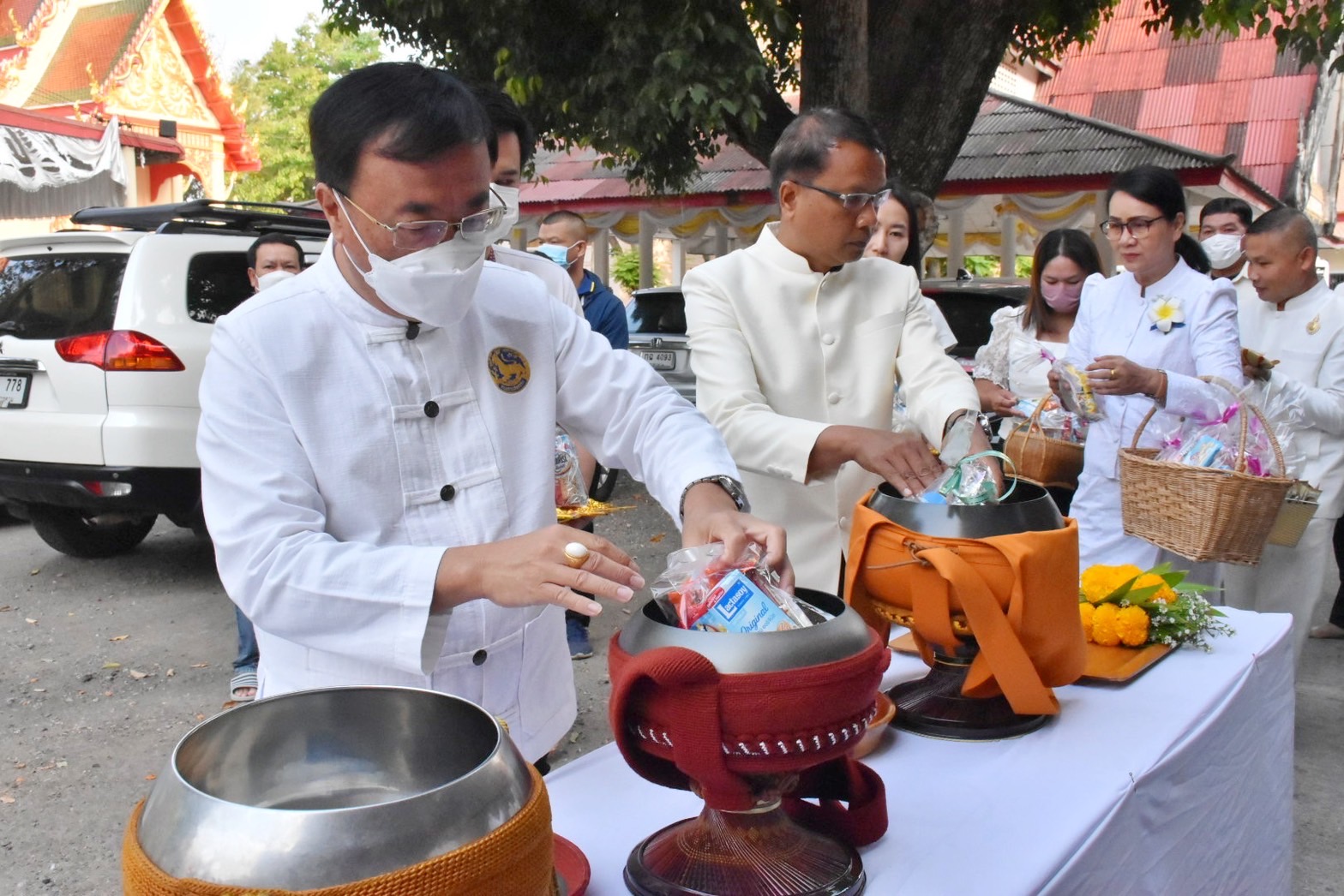 พช.มหาสารคาม ร่วมพิธีทำบุญตักบาตร เนื่องในวันมาฆบูชา ประจำปีพุทธศักราช 2566