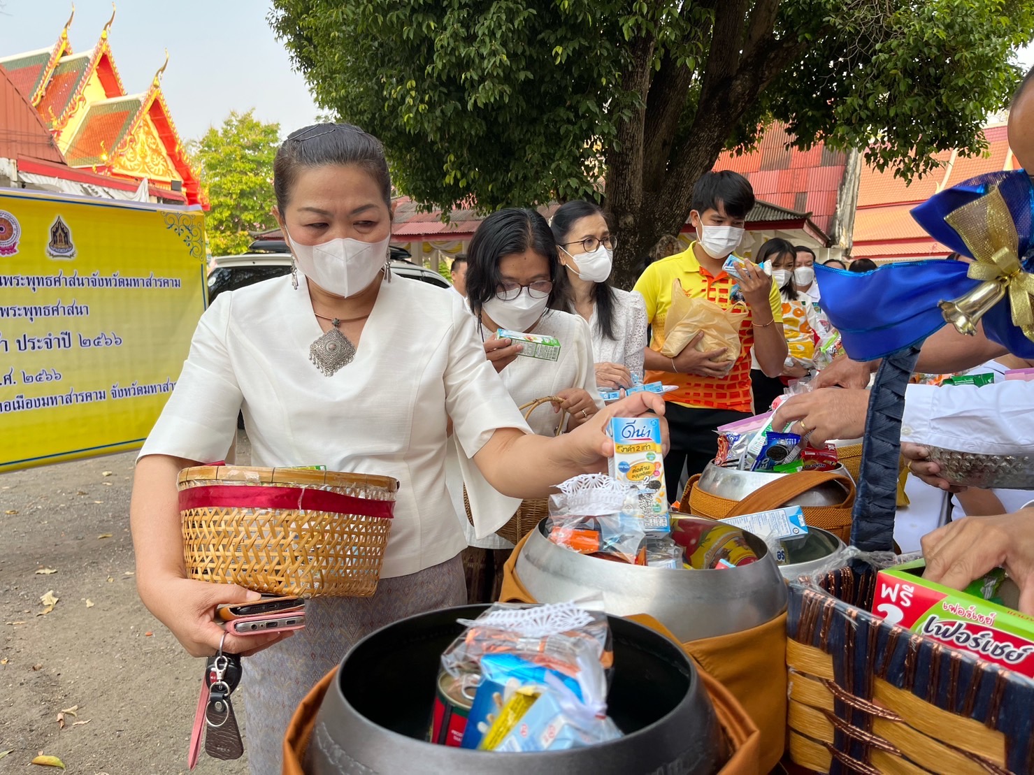 พช.มหาสารคาม ร่วมพิธีทำบุญตักบาตร เนื่องในวันมาฆบูชา ประจำปีพุทธศักราช 2566