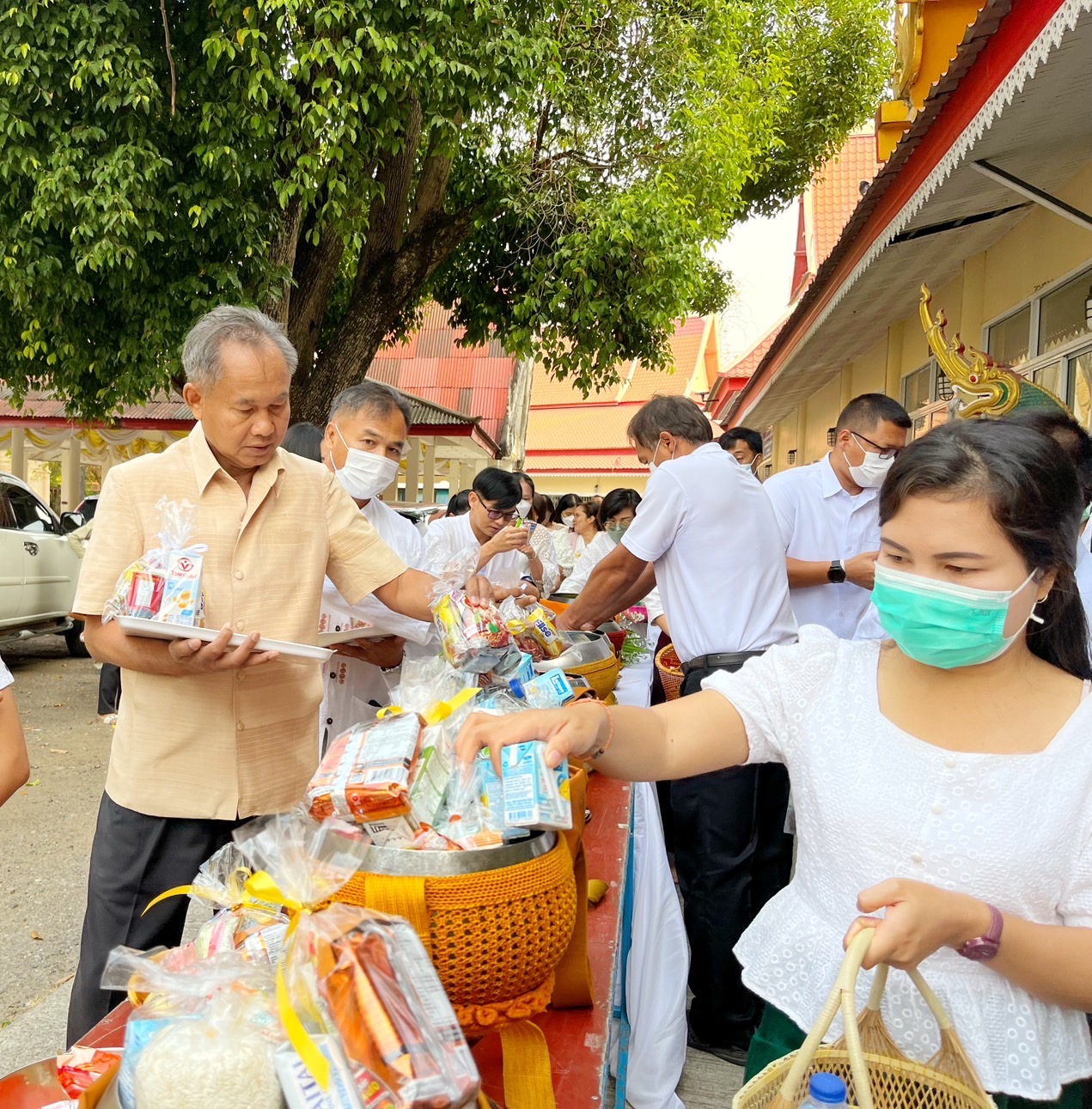 พช.มหาสารคาม ร่วมพิธีทำบุญตักบาตร เนื่องในวันมาฆบูชา ประจำปีพุทธศักราช 2566