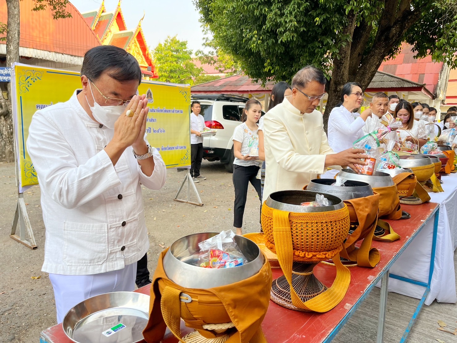 พช.มหาสารคาม ร่วมพิธีทำบุญตักบาตร เนื่องในวันมาฆบูชา ประจำปีพุทธศักราช 2566
