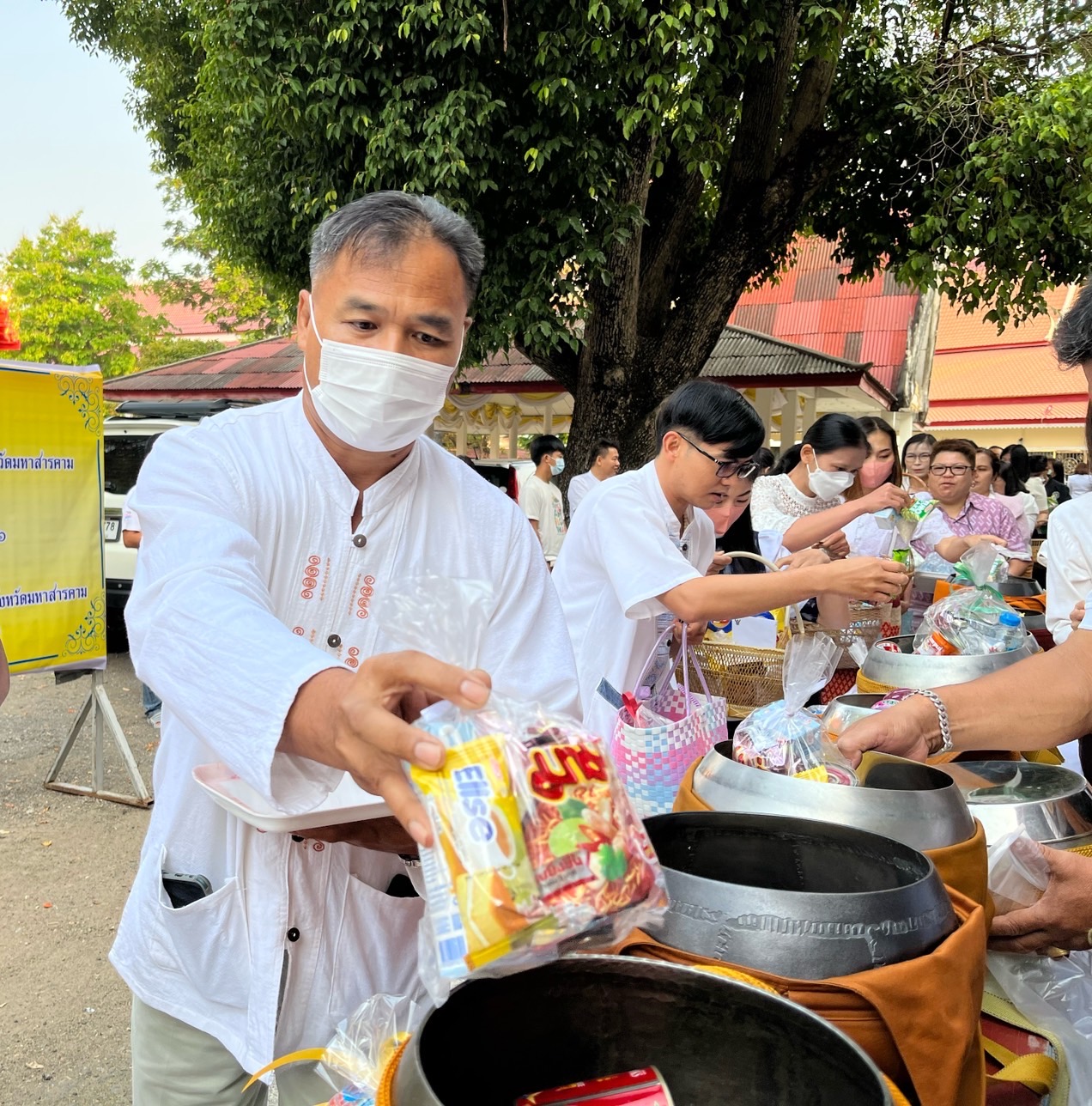 พช.มหาสารคาม ร่วมพิธีทำบุญตักบาตร เนื่องในวันมาฆบูชา ประจำปีพุทธศักราช 2566