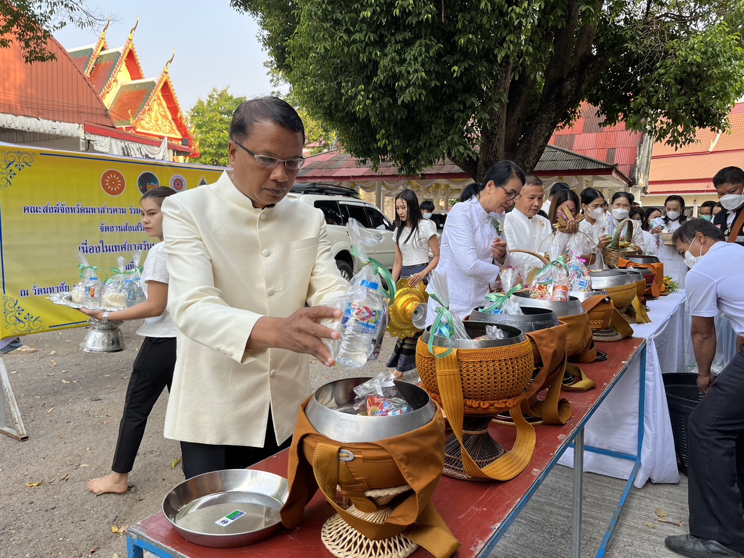 พช.มหาสารคาม ร่วมพิธีทำบุญตักบาตร เนื่องในวันมาฆบูชา ประจำปีพุทธศักราช 2566