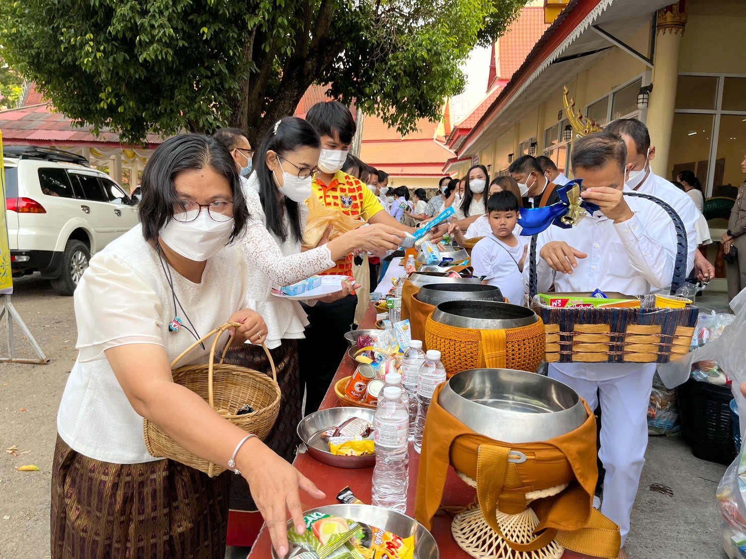 พช.มหาสารคาม ร่วมพิธีทำบุญตักบาตร เนื่องในวันมาฆบูชา ประจำปีพุทธศักราช 2566