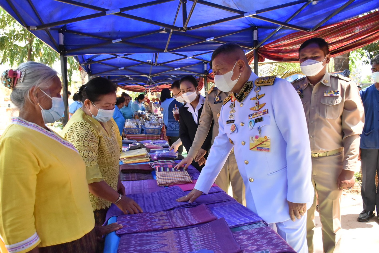 พลตรี กัลย์สรรค์ จันทรเสน ประจำสำนักพระราชวังพิเศษ ระดับ 10 ปฏิบัติหน้าที่รองผู้อำนวยการศูนย์อำนวยการใหญ่จิตอาสาพระราชทาน กำหนดจัดกิจกรรมพระราชทานในพื้นที่ ณ วัดใต้ดงใหญ่ ตำบลดงใหญ่ อำเภอวาปีปทุม จังหวัดมหาสารคาม : พช.มหาสารคาม ร่วมกับ เครือข่าย โคก หนอง นา และกลุ่มอาชีพ จัดแสดงนิทรรศการและจำหน่ายผลผลิต และ ผลิตภัณฑ์ชุมชน ในกิจกรรมพระราชทาน ด้วย