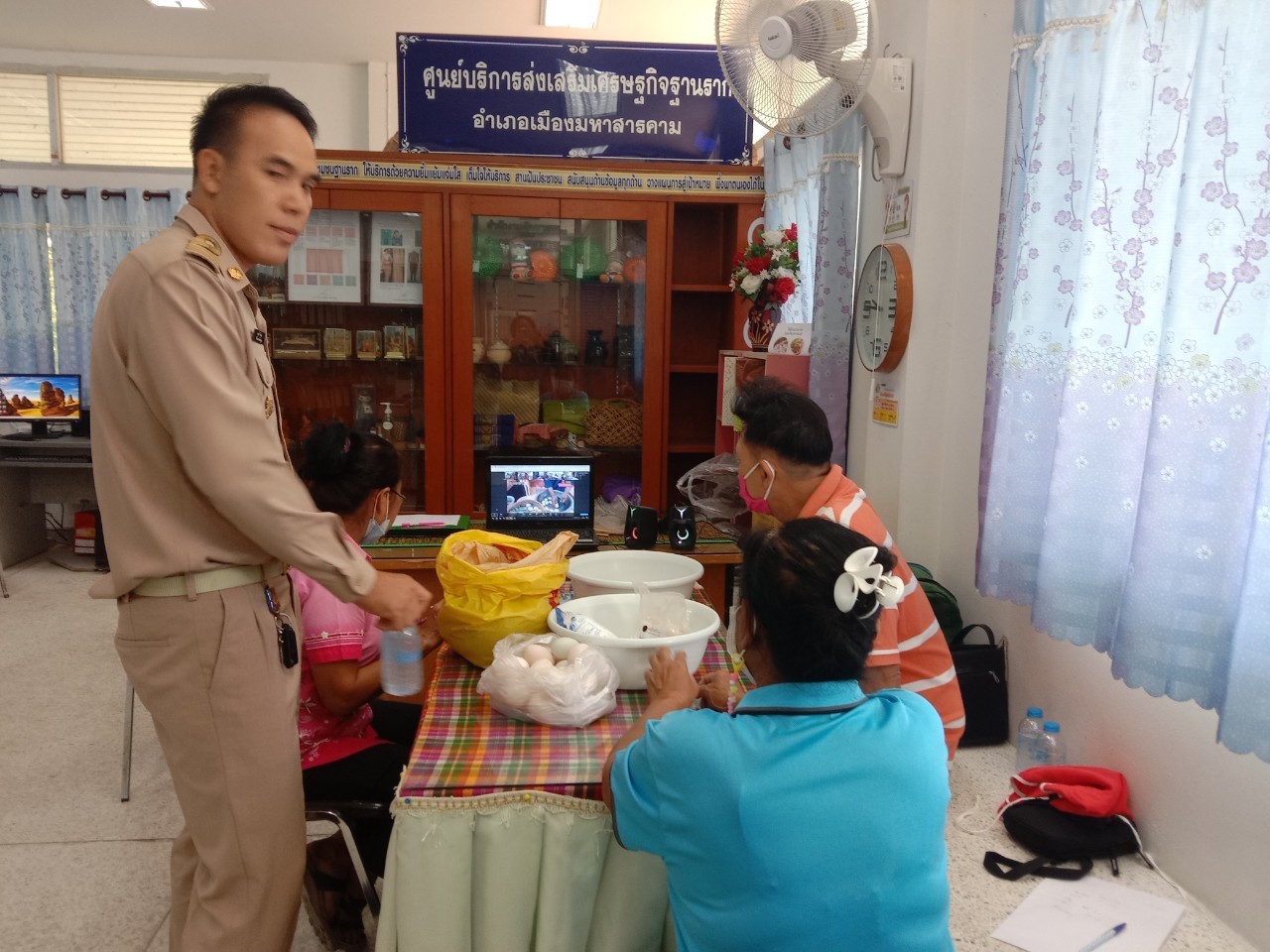 พช.มหาสารคาม พร้อมครัวเรือนเป้าหมาย เข้าร่วมโครงการฝึกอาชีพประชาชนพัฒนาคนทุกช่วงวัยตามหลักปรัชญาของเศรษฐกิจพอเพียง ผ่านทางระบบ Zoom Cloud Meeting