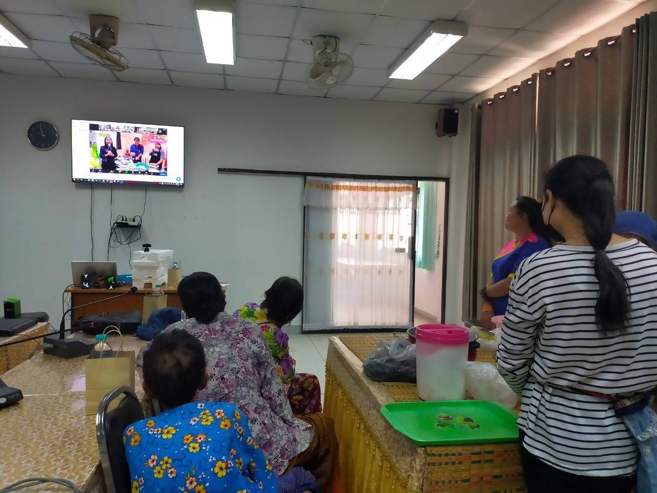 พช.มหาสารคาม พร้อมครัวเรือนเป้าหมาย เข้าร่วมโครงการฝึกอาชีพประชาชนพัฒนาคนทุกช่วงวัยตามหลักปรัชญาของเศรษฐกิจพอเพียง ผ่านทางระบบ Zoom Cloud Meeting