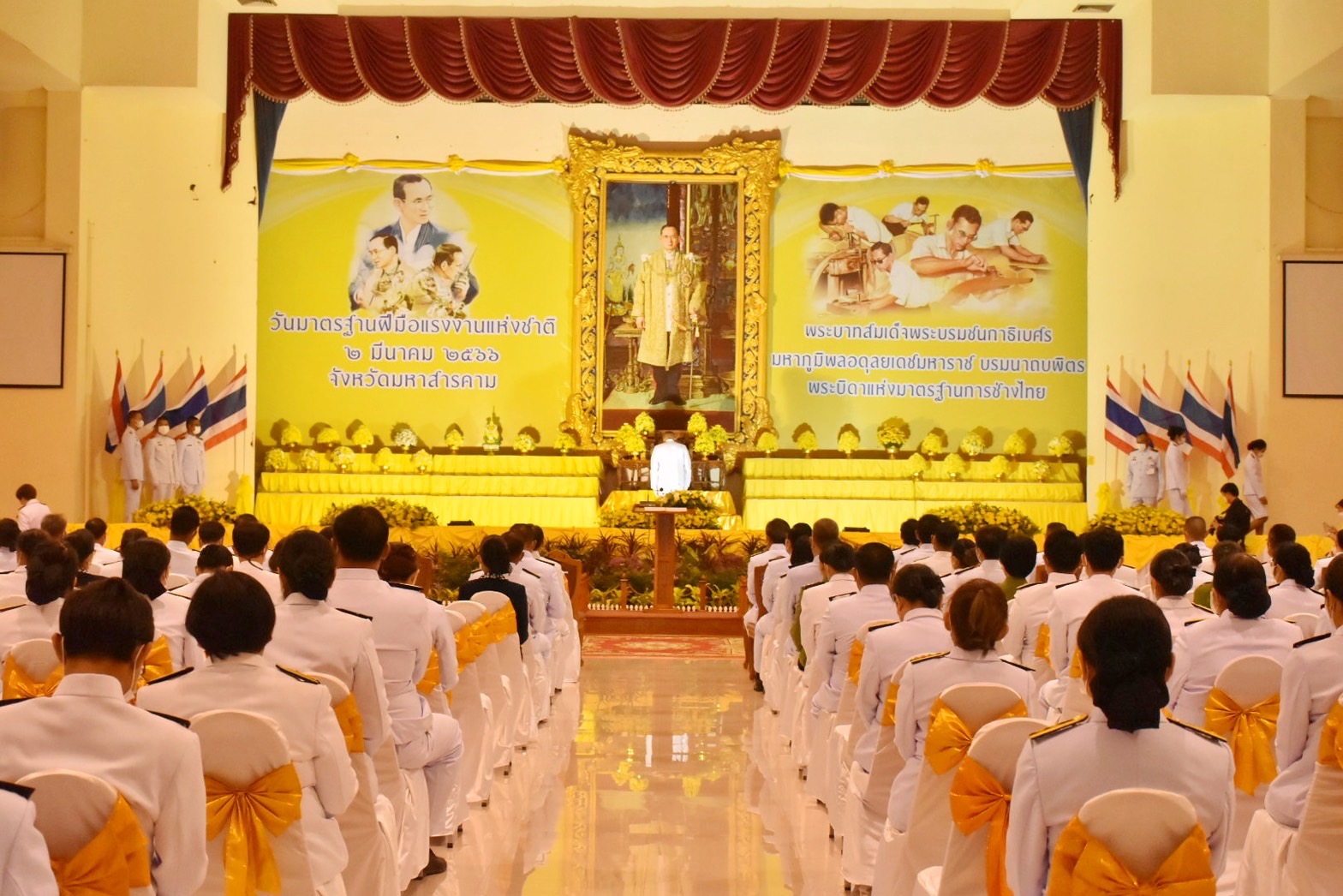 พช.มหาสารคาม ร่วมพิธีวางพานพุ่มดอกไม้ถวายราชสักการะ แด่ พระบาทสมเด็จพระบรมชนกาธิเบศร มหาภูมิพลอดุลยเดชมหาราช บรมนาถบพิตร เนื่องใน “วันมาตรฐานฝีมือแรงงานแห่งชาติ” ประจำปี 2566