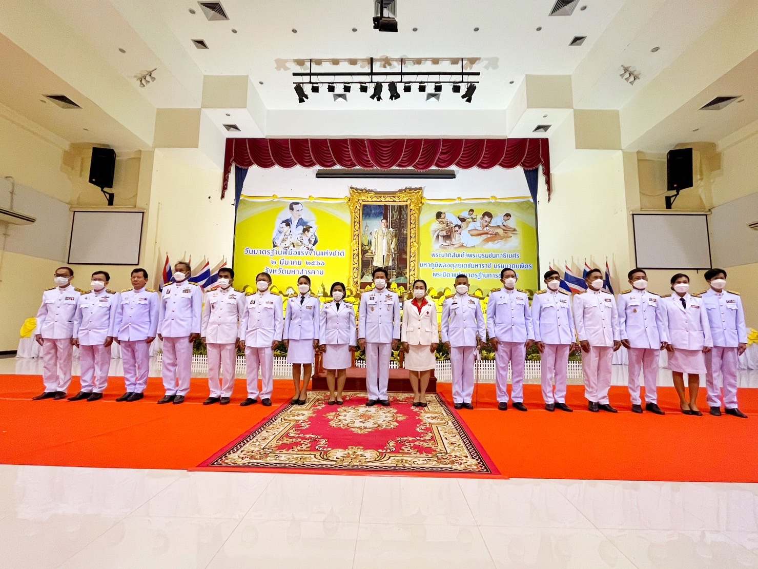 พช.มหาสารคาม ร่วมพิธีวางพานพุ่มดอกไม้ถวายราชสักการะ แด่ พระบาทสมเด็จพระบรมชนกาธิเบศร มหาภูมิพลอดุลยเดชมหาราช บรมนาถบพิตร เนื่องใน “วันมาตรฐานฝีมือแรงงานแห่งชาติ” ประจำปี 2566