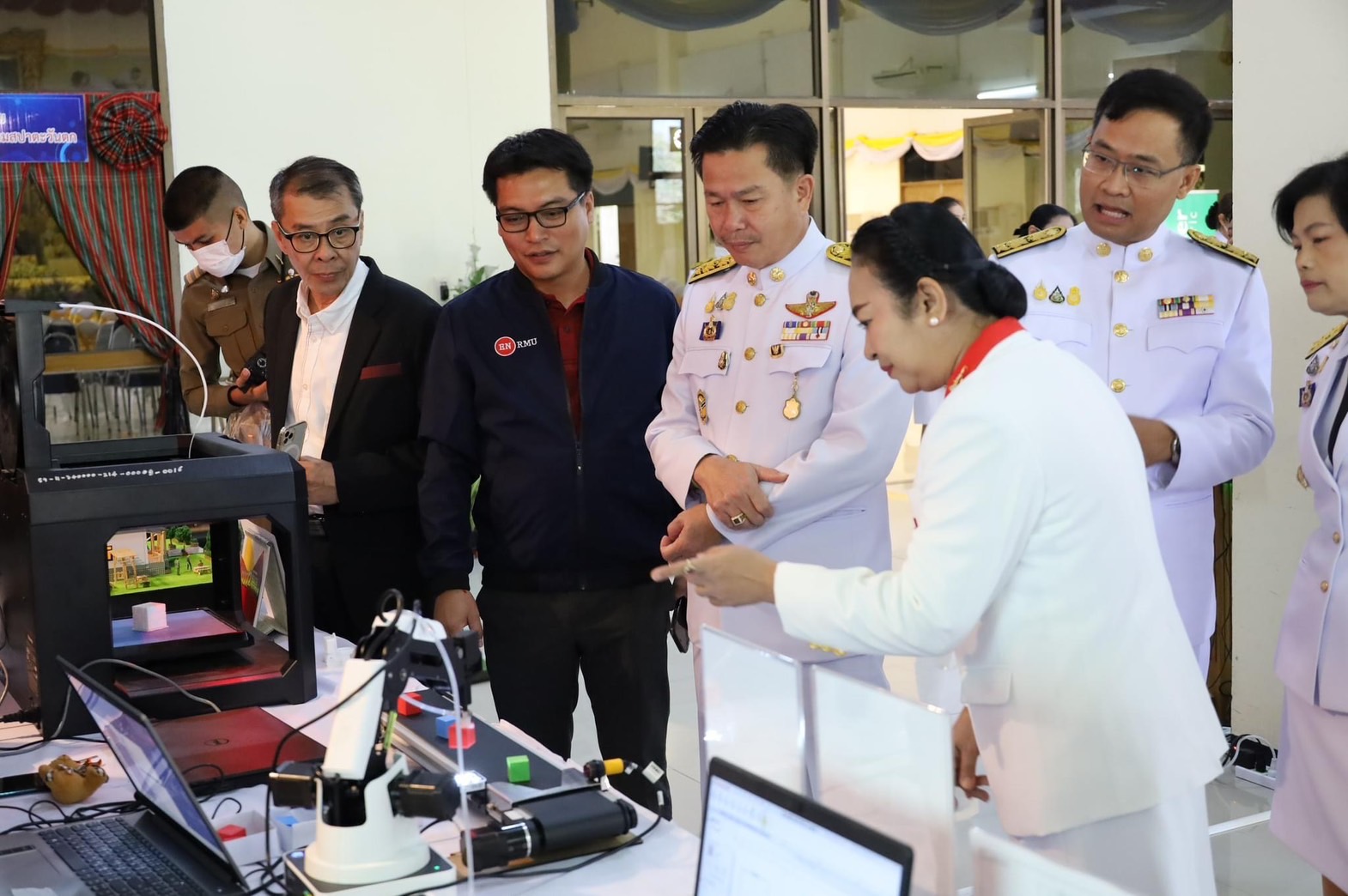 พช.มหาสารคาม ร่วมพิธีวางพานพุ่มดอกไม้ถวายราชสักการะ แด่ พระบาทสมเด็จพระบรมชนกาธิเบศร มหาภูมิพลอดุลยเดชมหาราช บรมนาถบพิตร เนื่องใน “วันมาตรฐานฝีมือแรงงานแห่งชาติ” ประจำปี 2566