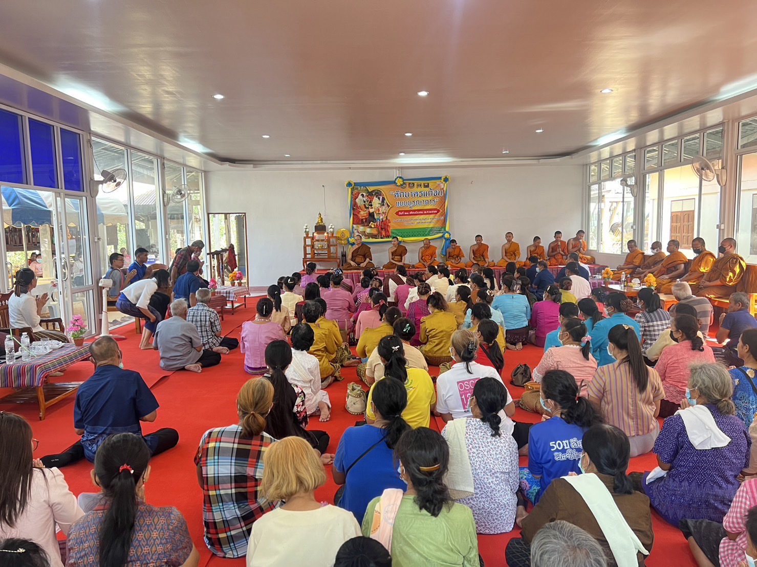 สำนักงานพัฒนาชุมชนอำเภอนาดูน จังหวัดมหาสารคาม ร่วมกับชมรมผู้นำอาสาพัฒนาชุมชนอำเภอนาดูน และองค์กรสตรีอำเภอนาดูน จัดโครงการขจัดความยากจนและพัฒนาคนทุกช่วงวัยอย่างยั่งยืนตามหลักปรัชญาของเศรษฐกิจพอเพียง กิจกรรม ทำบุญตักบาตรเพื่อช่วยเหลือครัวเรือนยากจนเป้าหมาย ปี 2565