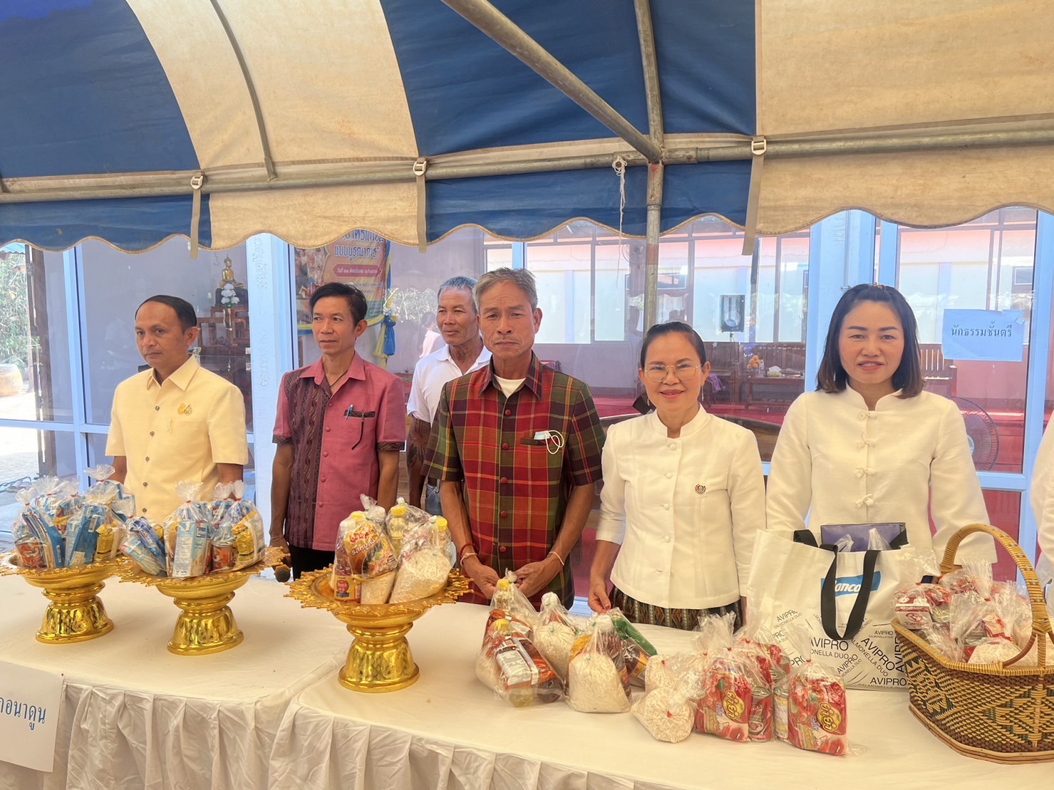 สำนักงานพัฒนาชุมชนอำเภอนาดูน จังหวัดมหาสารคาม ร่วมกับชมรมผู้นำอาสาพัฒนาชุมชนอำเภอนาดูน และองค์กรสตรีอำเภอนาดูน จัดโครงการขจัดความยากจนและพัฒนาคนทุกช่วงวัยอย่างยั่งยืนตามหลักปรัชญาของเศรษฐกิจพอเพียง กิจกรรม ทำบุญตักบาตรเพื่อช่วยเหลือครัวเรือนยากจนเป้าหมาย ปี 2565
