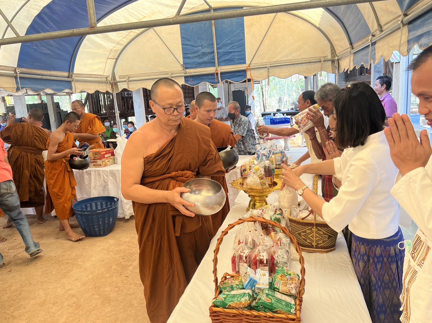 สำนักงานพัฒนาชุมชนอำเภอนาดูน จังหวัดมหาสารคาม ร่วมกับชมรมผู้นำอาสาพัฒนาชุมชนอำเภอนาดูน และองค์กรสตรีอำเภอนาดูน จัดโครงการขจัดความยากจนและพัฒนาคนทุกช่วงวัยอย่างยั่งยืนตามหลักปรัชญาของเศรษฐกิจพอเพียง กิจกรรม ทำบุญตักบาตรเพื่อช่วยเหลือครัวเรือนยากจนเป้าหมาย ปี 2565