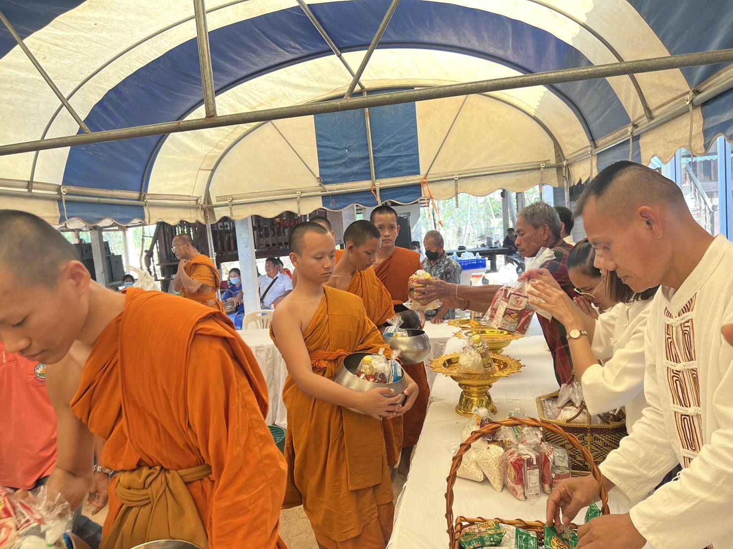 สำนักงานพัฒนาชุมชนอำเภอนาดูน จังหวัดมหาสารคาม ร่วมกับชมรมผู้นำอาสาพัฒนาชุมชนอำเภอนาดูน และองค์กรสตรีอำเภอนาดูน จัดโครงการขจัดความยากจนและพัฒนาคนทุกช่วงวัยอย่างยั่งยืนตามหลักปรัชญาของเศรษฐกิจพอเพียง กิจกรรม ทำบุญตักบาตรเพื่อช่วยเหลือครัวเรือนยากจนเป้าหมาย ปี 2565