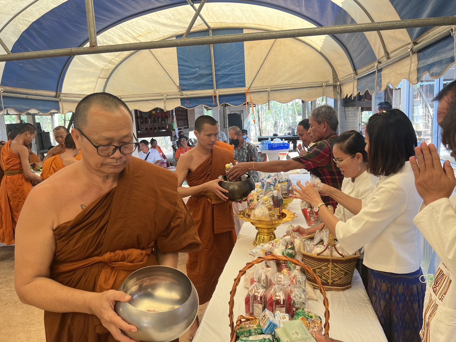 สำนักงานพัฒนาชุมชนอำเภอนาดูน จังหวัดมหาสารคาม ร่วมกับชมรมผู้นำอาสาพัฒนาชุมชนอำเภอนาดูน และองค์กรสตรีอำเภอนาดูน จัดโครงการขจัดความยากจนและพัฒนาคนทุกช่วงวัยอย่างยั่งยืนตามหลักปรัชญาของเศรษฐกิจพอเพียง กิจกรรม ทำบุญตักบาตรเพื่อช่วยเหลือครัวเรือนยากจนเป้าหมาย ปี 2565