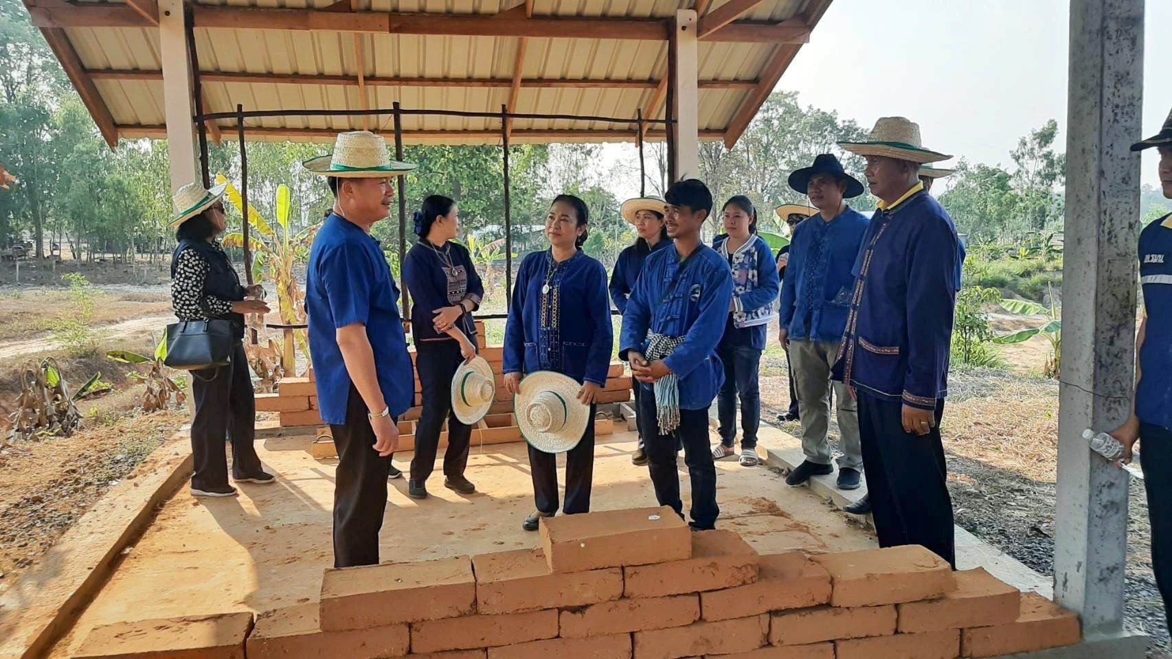 ผู้ว่า ฯ มหาสารคาม พร้อมนายกเหล่ากาชาด นำคณะหัวหน้าส่วนราชการ ลงพื้นที่ ติดตามผลการดำเนินงาน แปลง โคก หนอง นา พัฒนาชุมชน ศูนย์เรียนรู้ชุมชนต้นแบบการพัฒนาคุณภาพชีวิต (CLM ) ตำบลหนองเม็ก อำเภอนาเชือก จังหวัดมหาสารคาม เพื่อสนับสนุนและต่อยอดการดำเนินงานให้ต่อเนื่องอย่างยั่งยืน