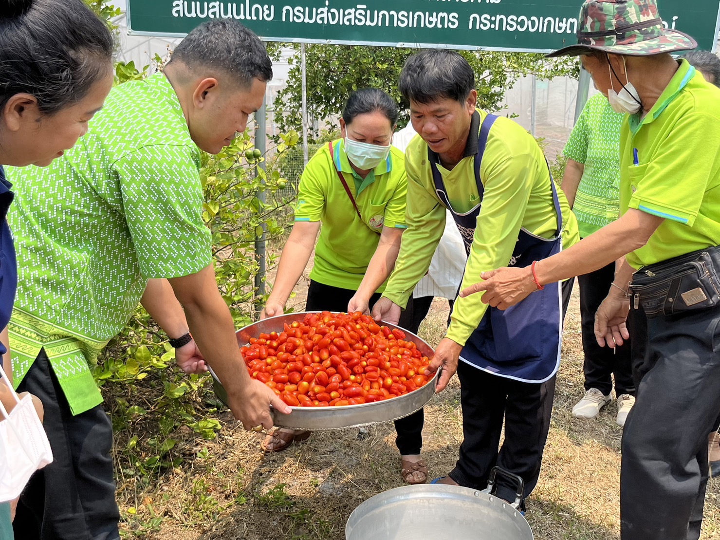 พช.มหาสารคาม ดำเนินกิจกรรมการส่งเสริมอาชีพการแปรรูปมะเขือเทศราชินี ภายใต้โครงการการจัดทำสารสนเทศตำบลต้นแบบเพื่อพัฒนาคุณภาพชีวิต ให้แก่ประชาชนในตำบลชื่นชม อำเภอชื่นชม จังหวัดมหาสารคาม