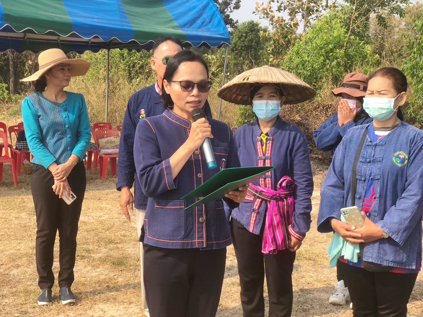 พช.มหาสารคาม ร่วมกับภาคีเครือข่ายโคกหนองนา จัดกิจกรรมเอามื้อสามัคคี ณ แปลงโคกหนองนา อำเภอแกดำ