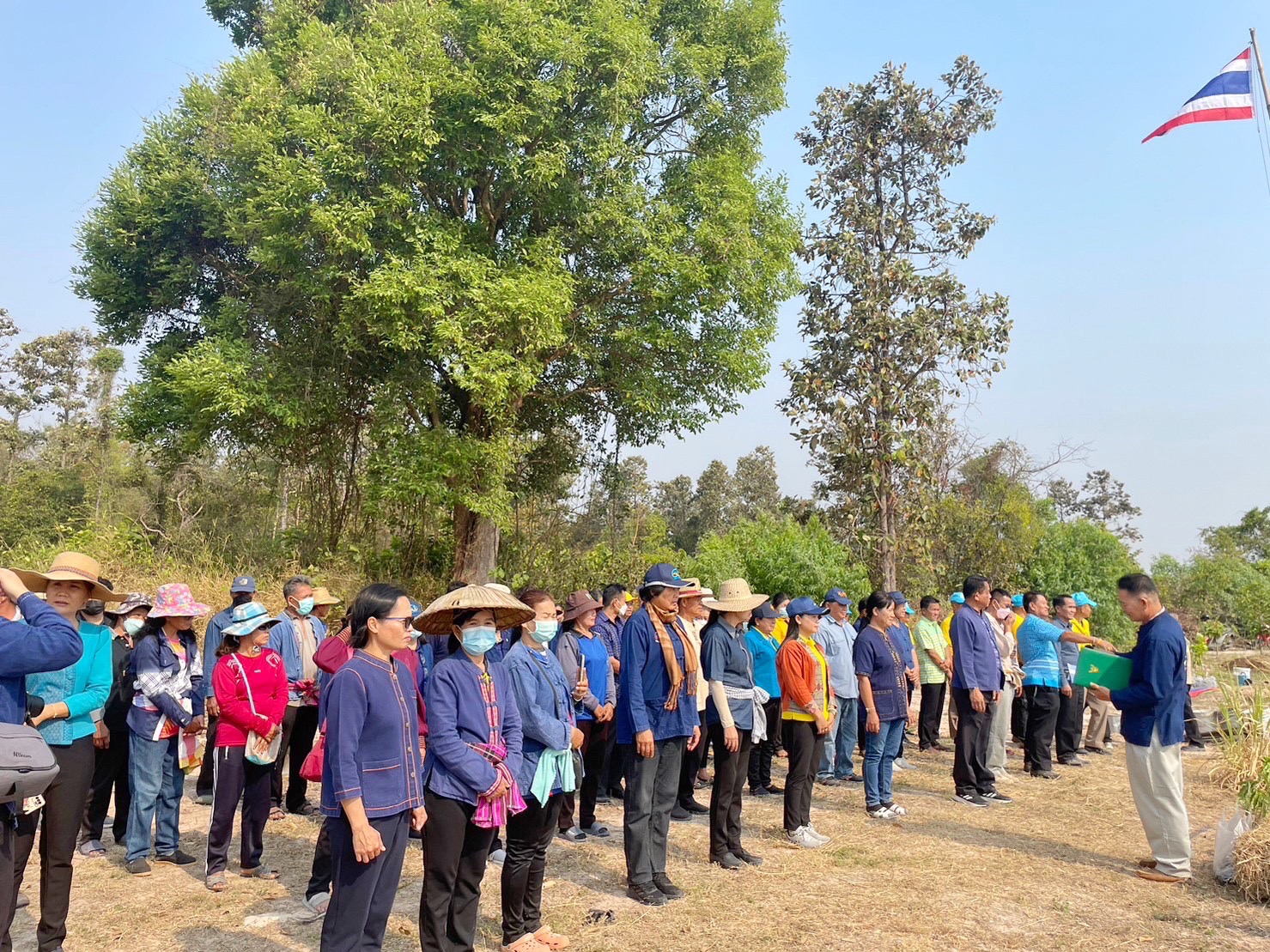 พช.มหาสารคาม ร่วมกับภาคีเครือข่ายโคกหนองนา จัดกิจกรรมเอามื้อสามัคคี ณ แปลงโคกหนองนา อำเภอแกดำ