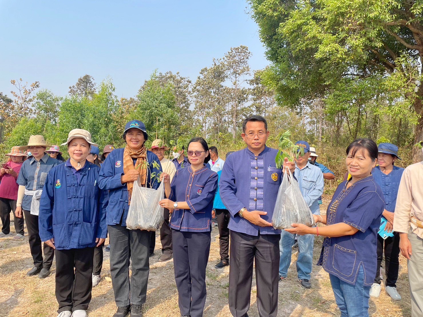 พช.มหาสารคาม ร่วมกับภาคีเครือข่ายโคกหนองนา จัดกิจกรรมเอามื้อสามัคคี ณ แปลงโคกหนองนา อำเภอแกดำ