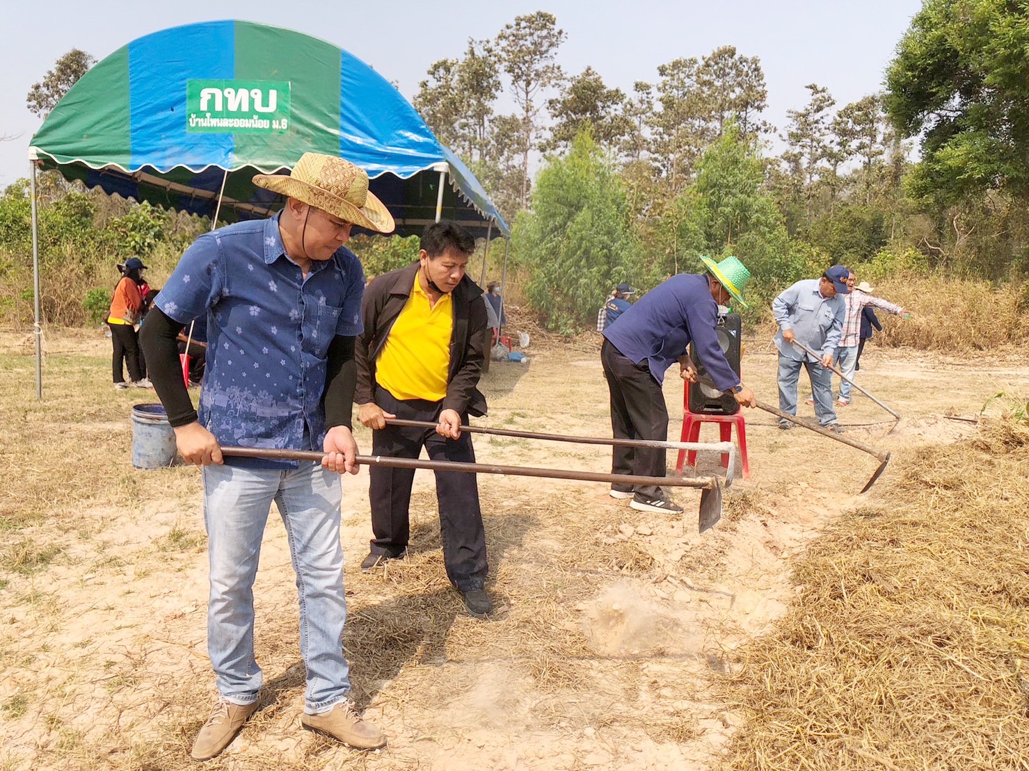 พช.มหาสารคาม ร่วมกับภาคีเครือข่ายโคกหนองนา จัดกิจกรรมเอามื้อสามัคคี ณ แปลงโคกหนองนา อำเภอแกดำ