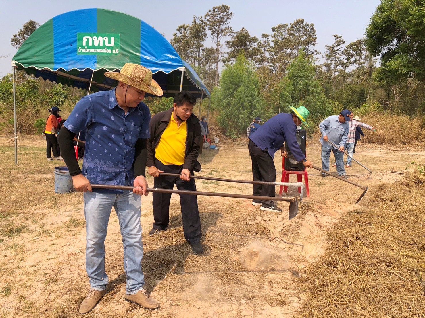 พช.มหาสารคาม ร่วมกับภาคีเครือข่ายโคกหนองนา จัดกิจกรรมเอามื้อสามัคคี ณ แปลงโคกหนองนา อำเภอแกดำ