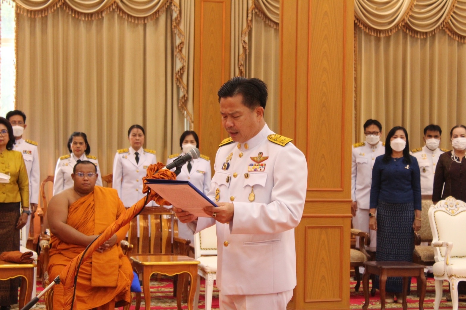 จังหวัดมหาสารคาม จัดพิธีมอบแบบลายผ้าพระราชทาน “ผ้าลายดอกรักราชกัญญา”