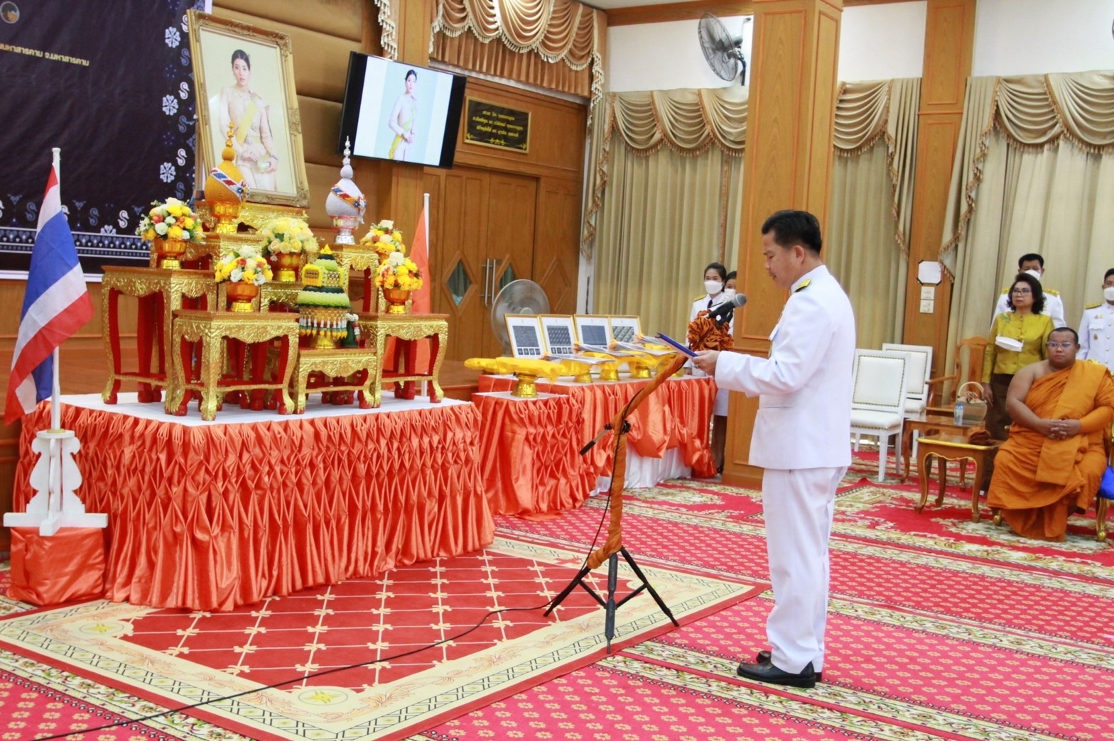 จังหวัดมหาสารคาม จัดพิธีมอบแบบลายผ้าพระราชทาน “ผ้าลายดอกรักราชกัญญา”