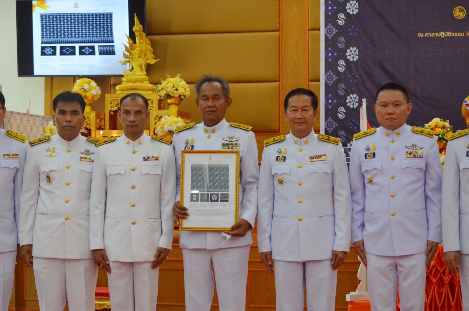 จังหวัดมหาสารคาม จัดพิธีมอบแบบลายผ้าพระราชทาน “ผ้าลายดอกรักราชกัญญา”
