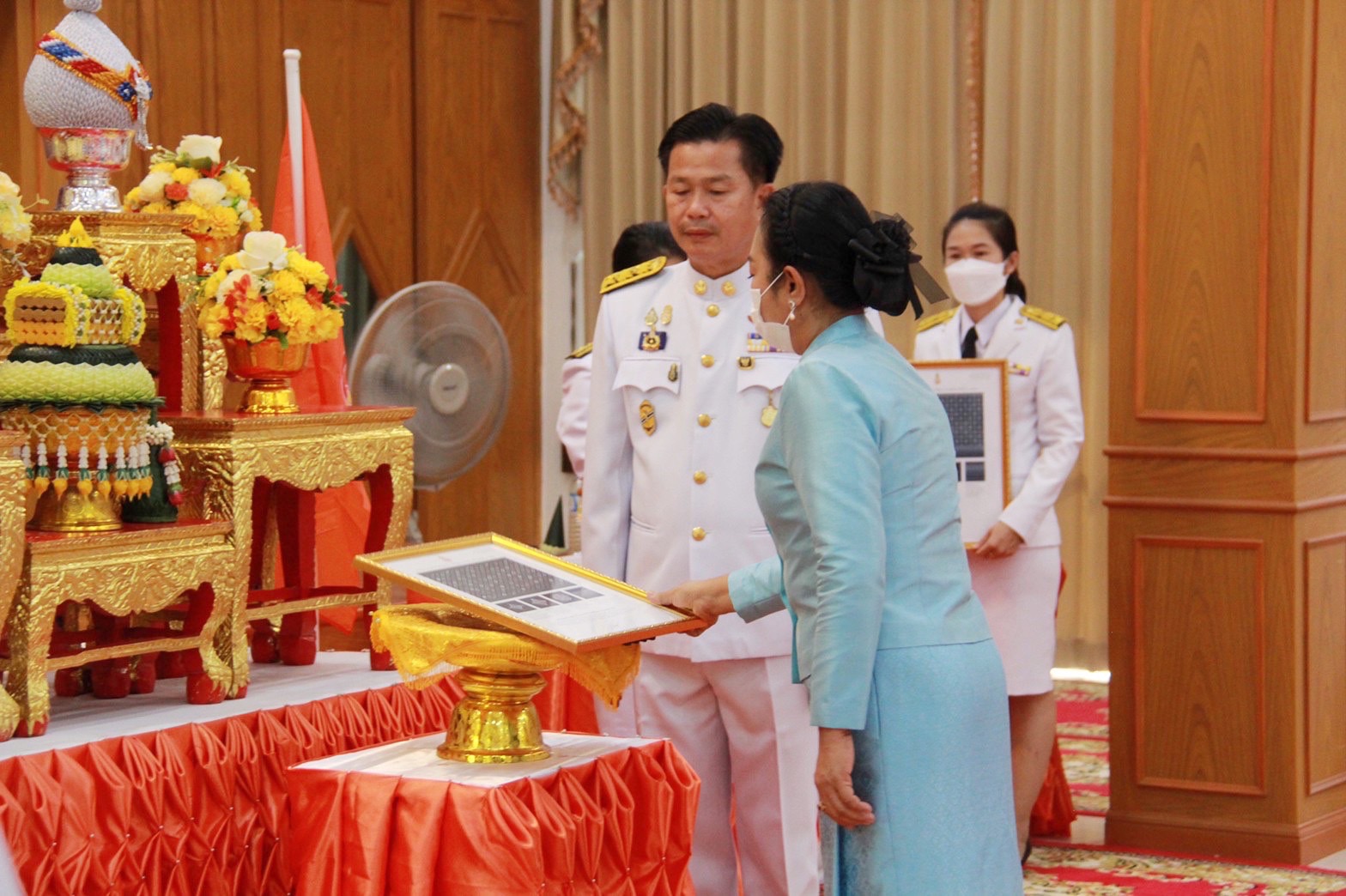 จังหวัดมหาสารคาม จัดพิธีมอบแบบลายผ้าพระราชทาน “ผ้าลายดอกรักราชกัญญา”