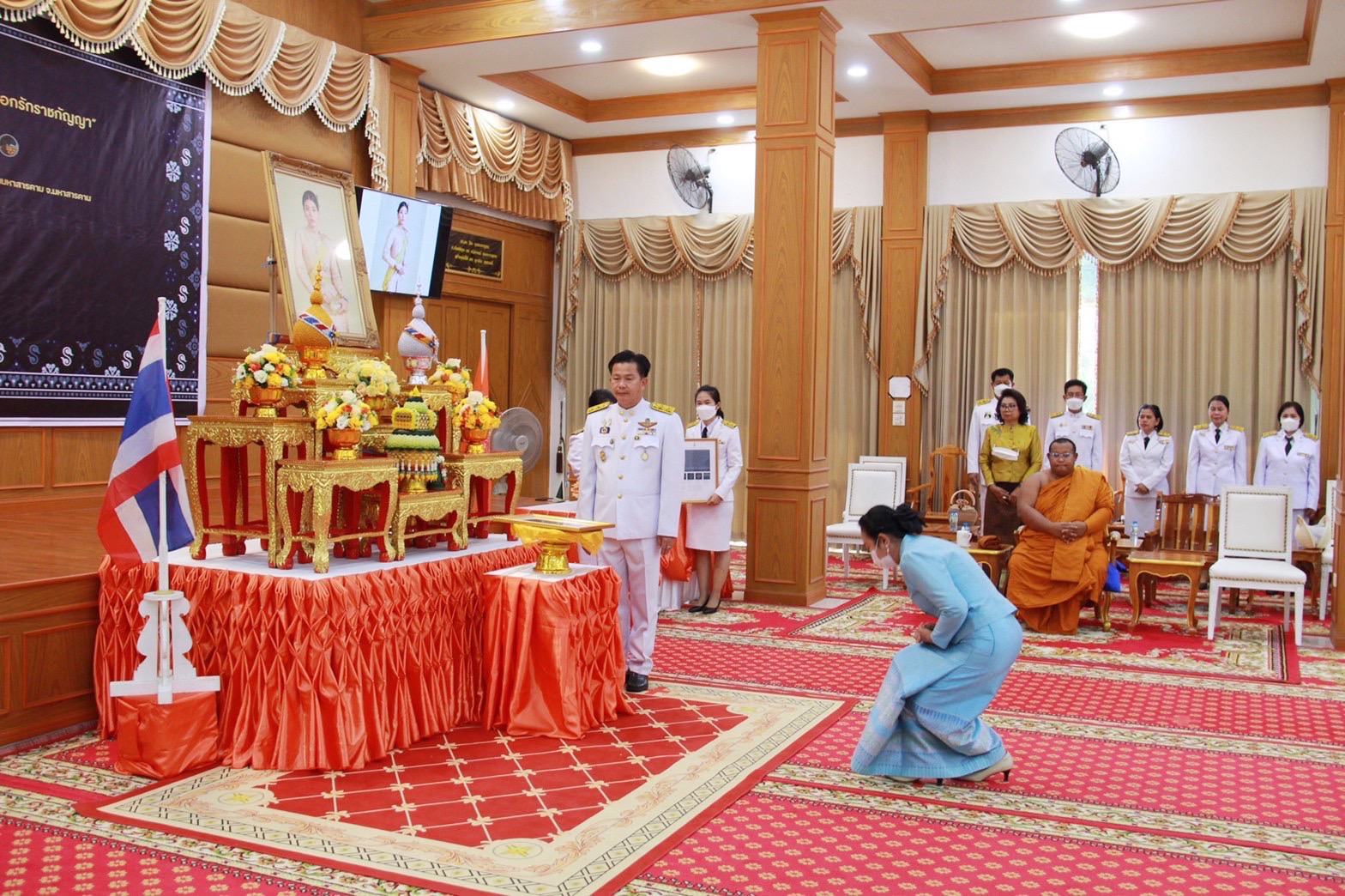 จังหวัดมหาสารคาม จัดพิธีมอบแบบลายผ้าพระราชทาน “ผ้าลายดอกรักราชกัญญา”