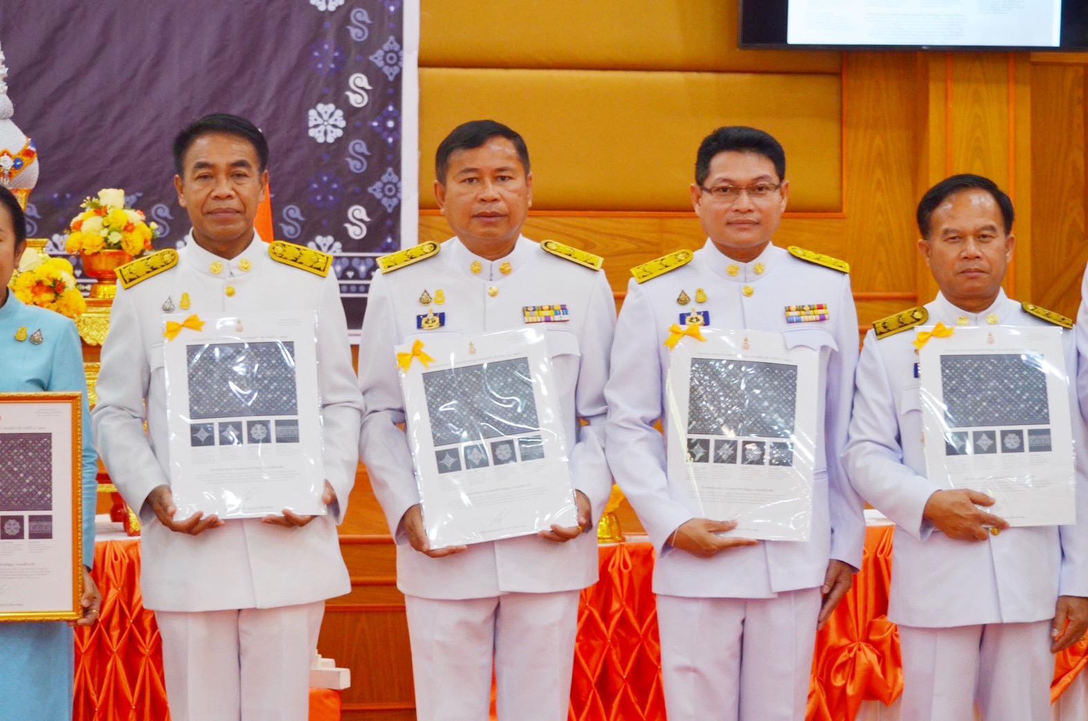 จังหวัดมหาสารคาม จัดพิธีมอบแบบลายผ้าพระราชทาน “ผ้าลายดอกรักราชกัญญา”