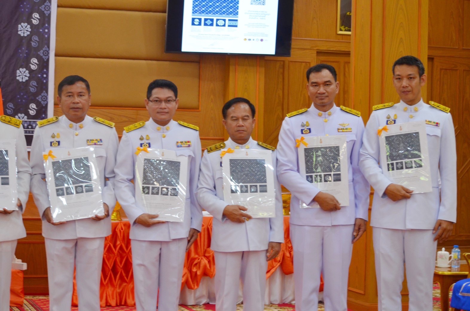 จังหวัดมหาสารคาม จัดพิธีมอบแบบลายผ้าพระราชทาน “ผ้าลายดอกรักราชกัญญา”
