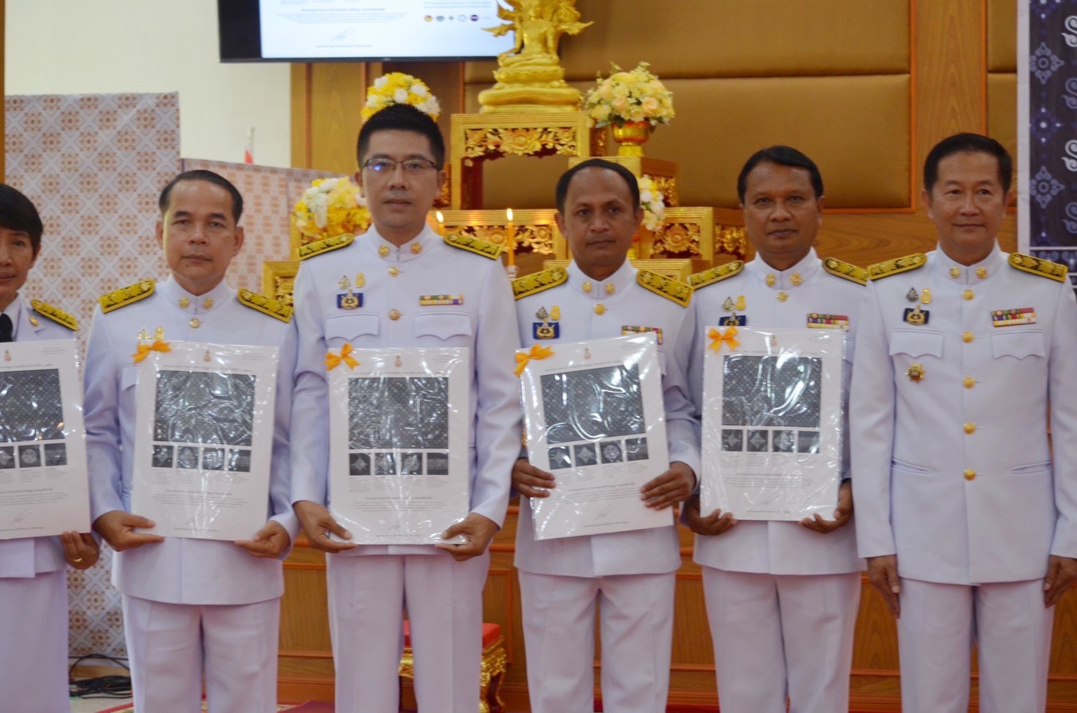 จังหวัดมหาสารคาม จัดพิธีมอบแบบลายผ้าพระราชทาน “ผ้าลายดอกรักราชกัญญา”