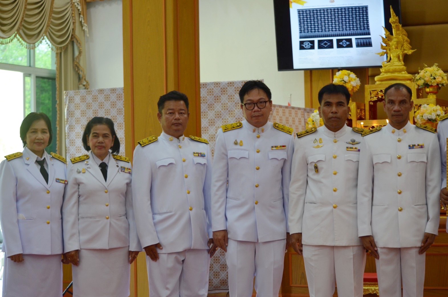 จังหวัดมหาสารคาม จัดพิธีมอบแบบลายผ้าพระราชทาน “ผ้าลายดอกรักราชกัญญา”